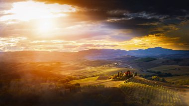 Tuscany, İtalya 'da gün doğumuyla birlikte manzara manzarası