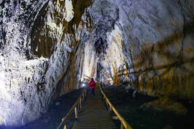 Inalti doğal mağarası halka açık. Inalti Mağara girişi. Ayancik - Sinop - Türkiye