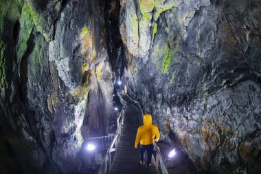 Inalti doğal mağarası halka açık. Inalti Mağara girişi. Ayancik - Sinop - Türkiye