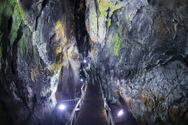 Inalti doğal mağarası halka açık. Inalti Mağara girişi. Ayancik - Sinop - Türkiye