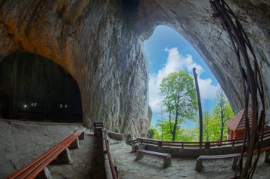 Inalti doğal mağarası halka açık. Inalti Mağara girişi. Ayancik - Sinop - Türkiye