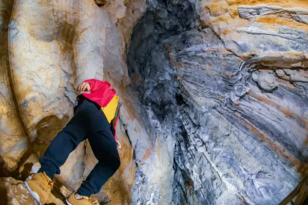 Inalti doğal mağarası halka açık. Inalti Mağara girişi. Ayancik - Sinop - Türkiye