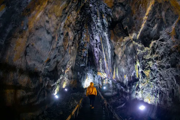 Inalti doğal mağarası halka açık. Inalti Mağara girişi. Ayancik - Sinop - Türkiye