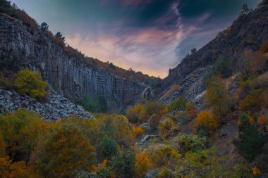 Boyabat Bölgesindeki Basalt Kayalıkları. Sinop, Türkiye. Sinop 'ta bulunan volkanik kaya çıkıntıları sütun bazalt formunda. Bazalt Kayaları Doğa Anıtı