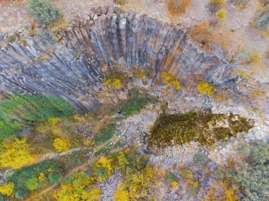 Boyabat Bölgesindeki Basalt Kayalıkları. Sinop, Türkiye. Sinop 'ta bulunan volkanik kaya çıkıntıları sütun bazalt formunda. Bazalt Kayaları Doğa Anıtı