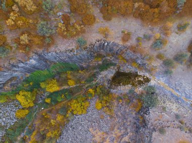 Boyabat Bölgesindeki Basalt Kayalıkları. Sinop, Türkiye. Sinop 'ta bulunan volkanik kaya çıkıntıları sütun bazalt formunda. Bazalt Kayaları Doğa Anıtı