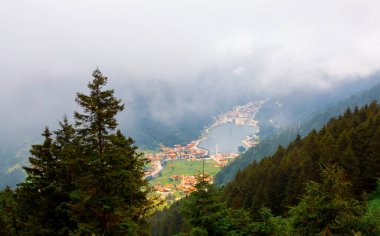Trabzon 'un Uzungol Dağı köyü. (Uzun Göl)