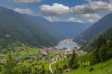 Trabzon 'un Uzungol Dağı köyü. (Uzun Göl)