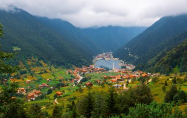 Trabzon 'un Uzungol Dağı köyü. (Uzun Göl)