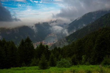 Trabzon 'un Uzungol Dağı köyü. (Uzun Göl)