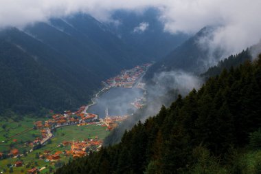 Trabzon 'un Uzungol Dağı köyü. (Uzun Göl)