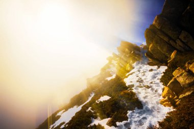 Kayakçılar Uludağ ve manzara manzarasının tepesine tırmanıyorlar