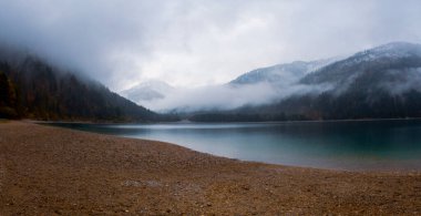 Dikilmiş göl manzarası Avusturya
