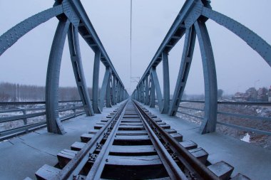 Demiryolu rayları ve tüneller farklı yerlerde