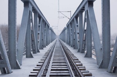 Demiryolu rayları ve tüneller farklı yerlerde