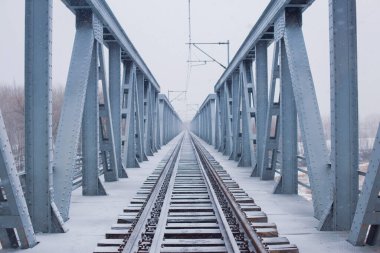 Demiryolu rayları ve tüneller farklı yerlerde