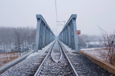 Demiryolu rayları ve tüneller farklı yerlerde