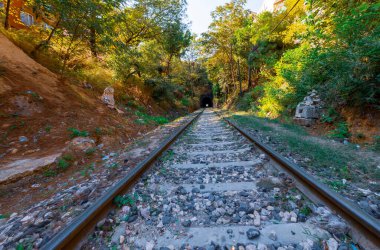 Demiryolu rayları ve tüneller farklı yerlerde