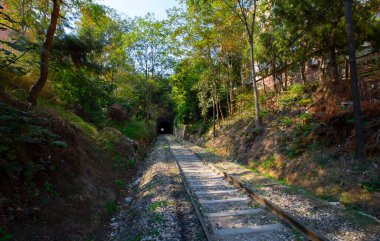 Demiryolu rayları ve tüneller farklı yerlerde