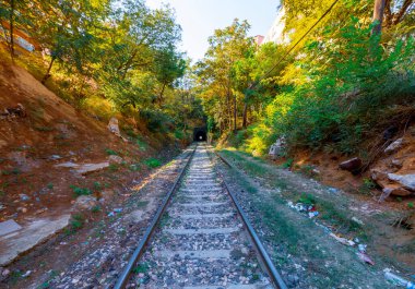 Demiryolu rayları ve tüneller farklı yerlerde