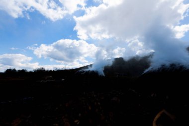 Geleneksel kömür yapımının tüten tepecikleri