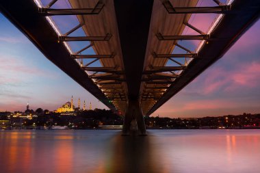 İstanbul metro istasyonu gün batımında Golden Horn 'daki modern köprüde.