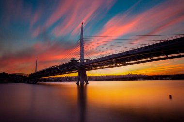 İstanbul metro istasyonu gün batımında Golden Horn 'daki modern köprüde.