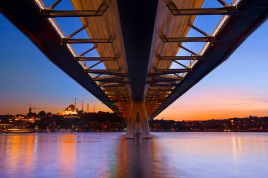 İstanbul metro istasyonu gün batımında Golden Horn 'daki modern köprüde.