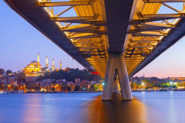 İstanbul metro istasyonu gün batımında Golden Horn 'daki modern köprüde.