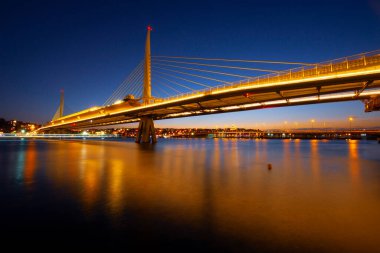 İstanbul metro istasyonu gün batımında Golden Horn 'daki modern köprüde.