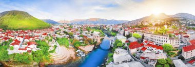 Mostar şehrindeki eski köprü ve nehir.