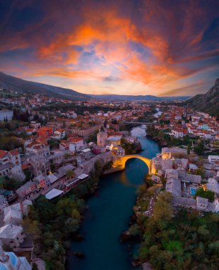 Mostar şehrindeki eski köprü ve nehir.