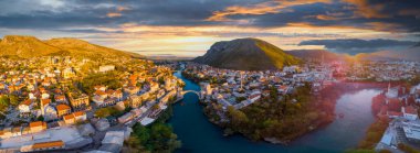 Mostar şehrindeki eski köprü ve nehir.