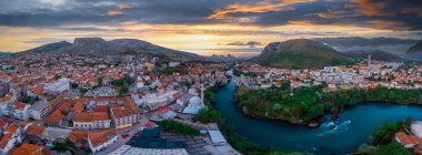 Mostar şehrindeki eski köprü ve nehir.
