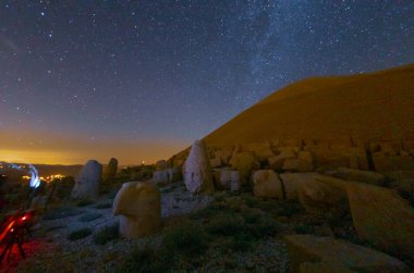 Nemrut Mount, Türkiye - Kommagene krallığının tanrılarını temsil eden antik taş kafalar