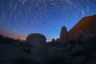 Nemrut Mount, Türkiye - Kommagene krallığının tanrılarını temsil eden antik taş kafalar