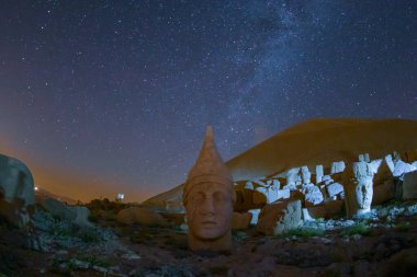 Nemrut Mount, Türkiye - Kommagene krallığının tanrılarını temsil eden antik taş kafalar