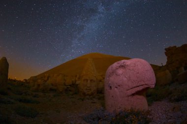 Nemrut Mount, Türkiye - Kommagene krallığının tanrılarını temsil eden antik taş kafalar
