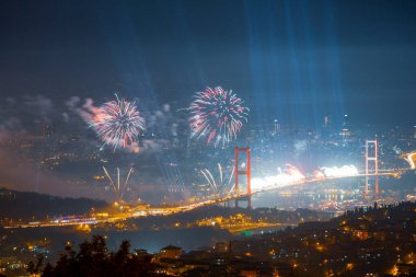 İstanbul Boğazı Köprüsü ile Havai fişekler (15 Temmuz Şehitler Köprüsü).