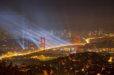 İstanbul Boğazı Köprüsü ile Havai fişekler (15 Temmuz Şehitler Köprüsü).