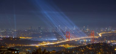 İstanbul Boğazı Köprüsü ile Havai fişekler (15 Temmuz Şehitler Köprüsü).