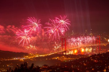 İstanbul Boğazı Köprüsü ile Havai fişekler (15 Temmuz Şehitler Köprüsü).