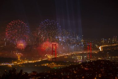 İstanbul Boğazı Köprüsü ile Havai fişekler (15 Temmuz Şehitler Köprüsü).