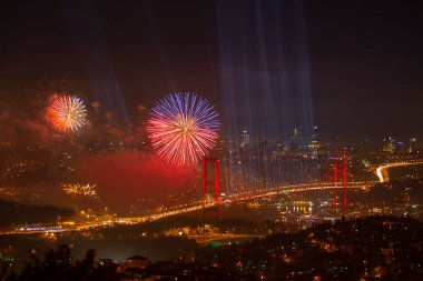 İstanbul Boğazı Köprüsü ile Havai fişekler (15 Temmuz Şehitler Köprüsü).