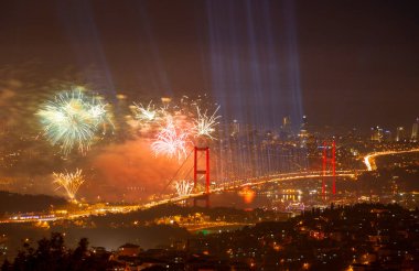 İstanbul Boğazı Köprüsü ile Havai fişekler (15 Temmuz Şehitler Köprüsü).