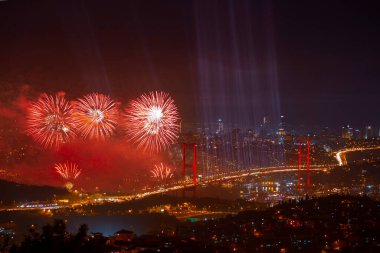 İstanbul Boğazı Köprüsü ile Havai fişekler (15 Temmuz Şehitler Köprüsü).