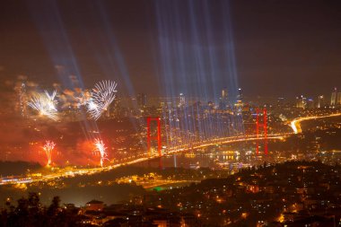 İstanbul Boğazı Köprüsü ile Havai fişekler (15 Temmuz Şehitler Köprüsü).