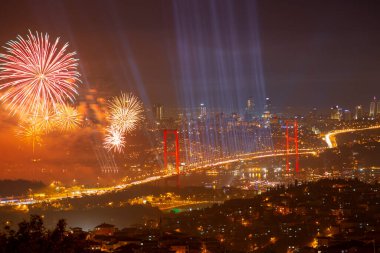 İstanbul Boğazı Köprüsü ile Havai fişekler (15 Temmuz Şehitler Köprüsü).
