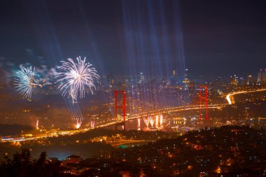 İstanbul Boğazı Köprüsü ile Havai fişekler (15 Temmuz Şehitler Köprüsü).