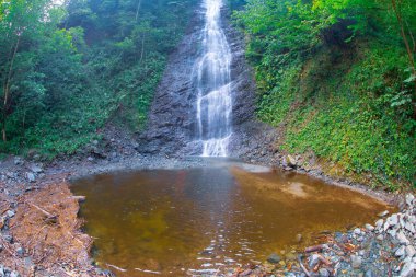 Türkiye 'nin Rize kenti yakınlarındaki katran şelalesi görüntüsü.